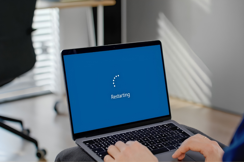 Khởi động lại laptop để loại bỏ xung đột tạm thời