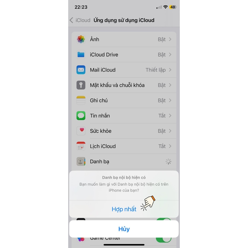 Chọn&nbsp;Hợp nhất để kết hợp danh bạ hiện tại trên iPhone với danh bạ đã lưu