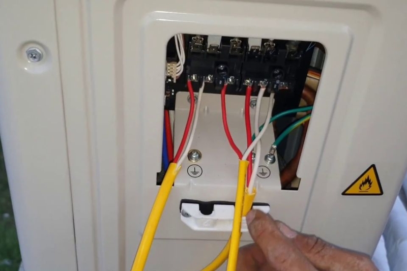 Kiểm tra d&acirc;y kết nối ở d&agrave;n n&oacute;ng