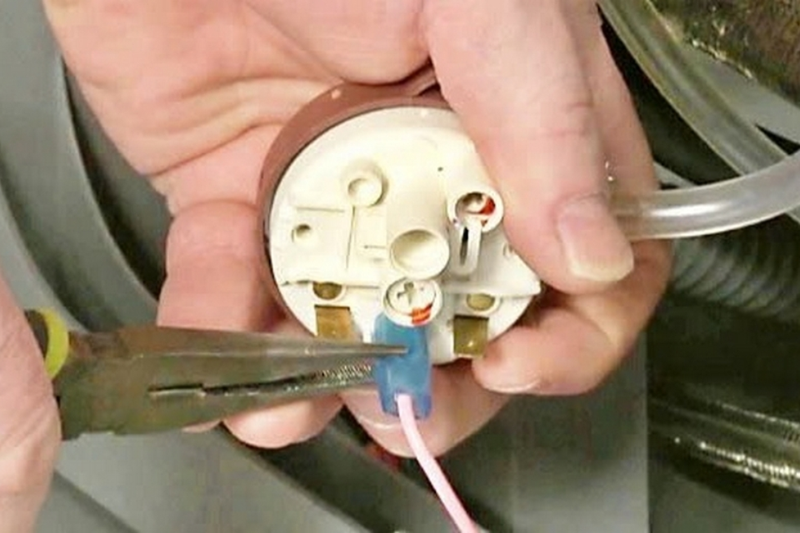 Kiểm tra và vệ sinh cảm biến mức nước