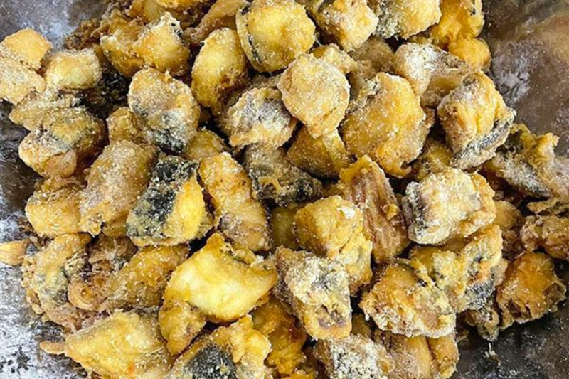 Lắc cá với muối