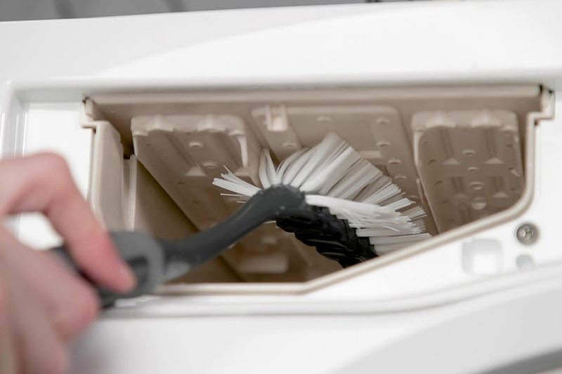 L&agrave;m sạch khay chứa nước giặt v&agrave; nước xả