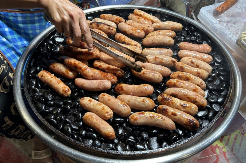 Lạp xưởng nướng đá bao nhiêu calo?