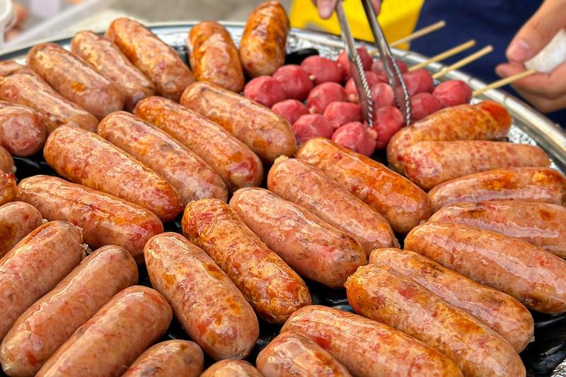 Ăn lạp xưởng nướng đá có béo không?