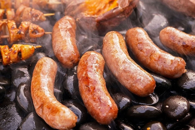 Tác động sức khỏe khi ăn nhiều lạp xưởng nướng đá