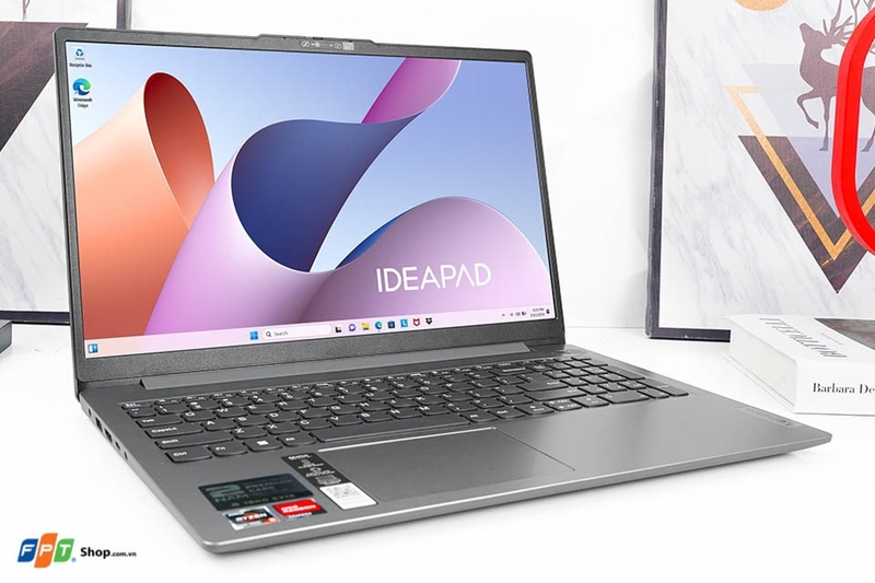 Màn hình 15,6 inch Full HD của Lenovo Ideapad Slim 3 mang lại hình ảnh sắc nét