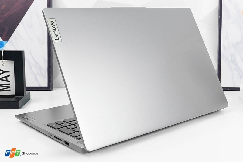 Lenovo Ideapad Slim 3 15ABR8 có thiết kế thanh lịch với gam màu xám trắng tinh tế