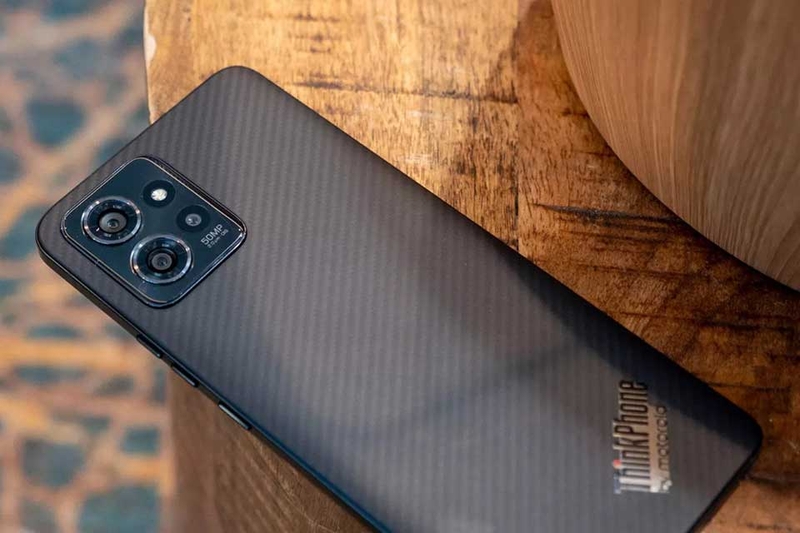 Lenovo ThinkPhone - 02
