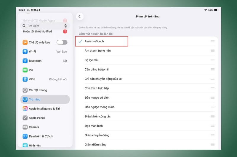 Lựa chọn một hoặc nhiều công cụ như AssistiveTouch, VoiceOver hoặc Zoom