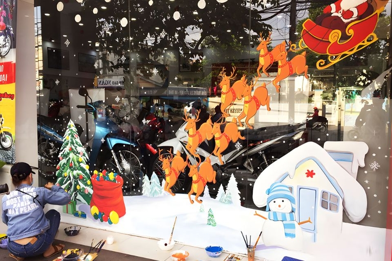 Lưu ý quan trọng khi trang trí Noel cửa kính
