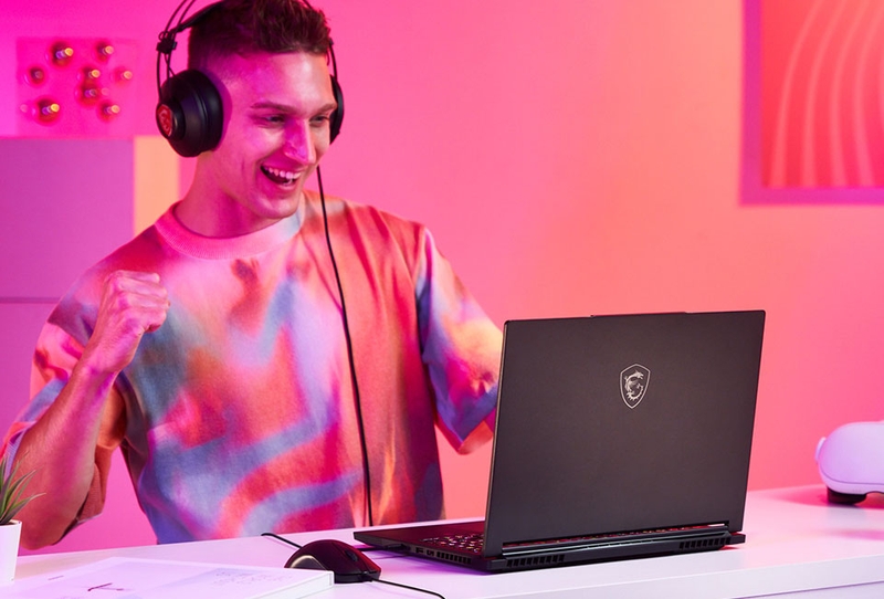 Bàn phím RGB đa sắc màu, gõ êm ái