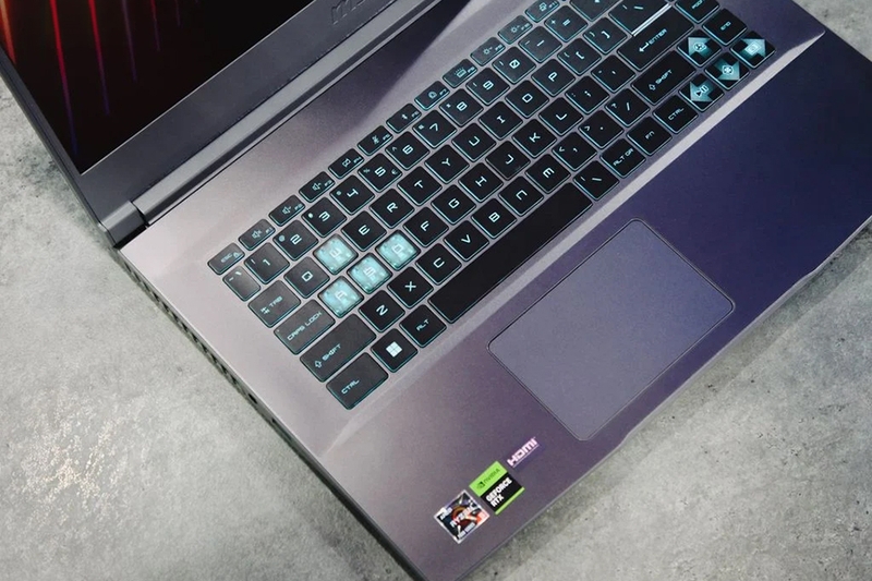 Bàn phím của MSI Thin 15 B13UC 2044VN nổi bật với thiết kế xuyên thấu độc đáo