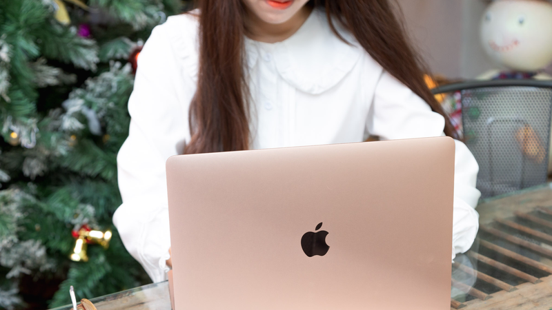 MacBook màu hồng hình 6.png
