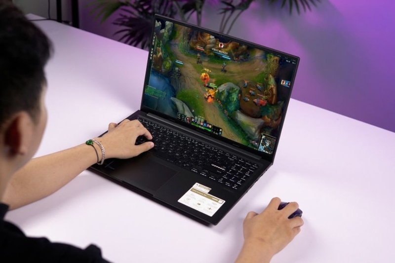 Màn hình lớn 16 inch