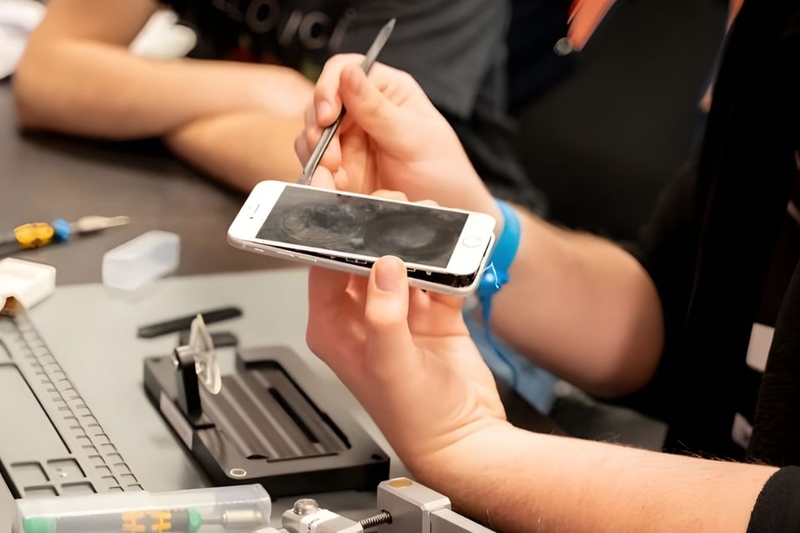 Mang máy đến trung tâm sửa chữa