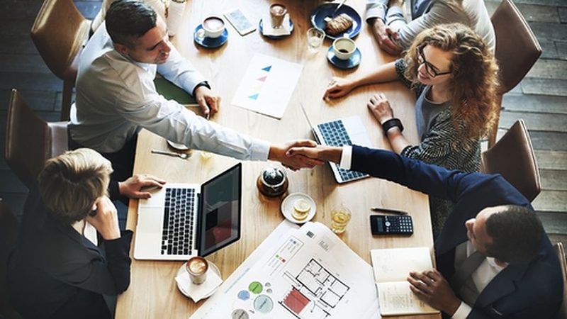 So sánh Marcom và Marketing