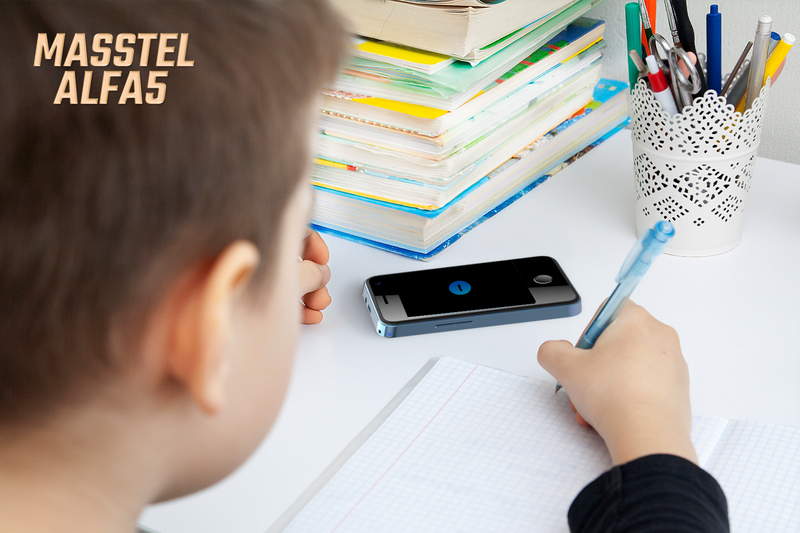 Thiết bị được thiết kế với trọng lượng nhẹ, thuận tiện để trẻ mang theo trong suốt ngày học