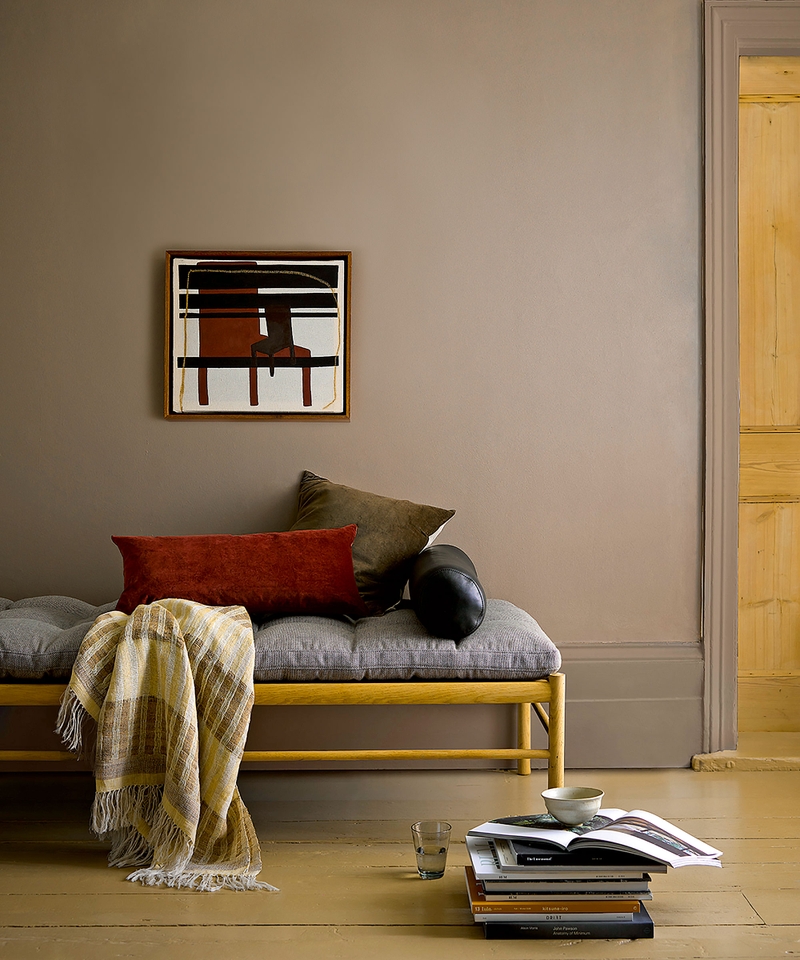 Taupe là từ dùng để chỉ màu nâu pha xám, một sắc độ trung tính nằm giữa màu nâu và màu xám