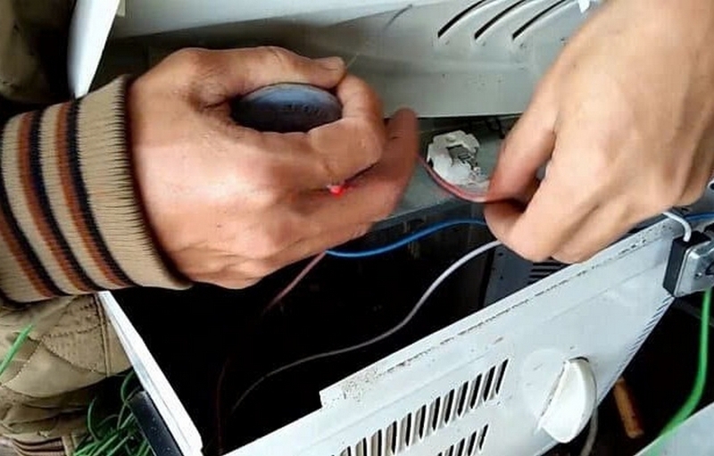 Máy sưởi dầu kêu lạch cạch ảnh 2