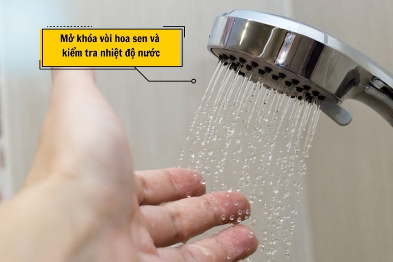 Mở kh&oacute;a v&ograve;i hoa sen v&agrave; kiểm tra nhiệt độ nước