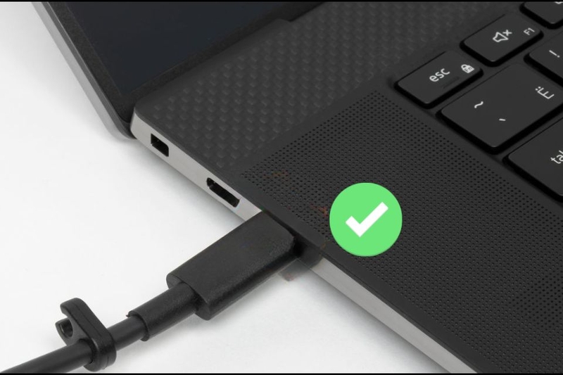 Mở laptop Dell bằng cách cắm sạc