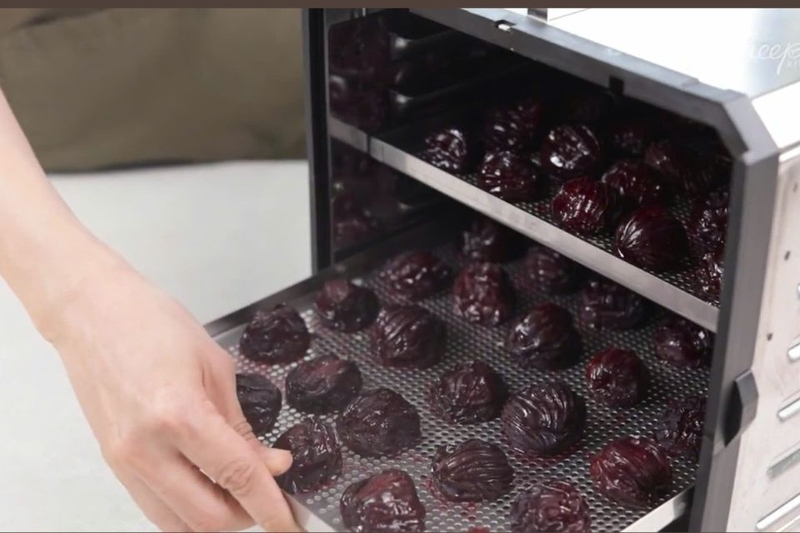 Khi bề mặt mận se lại và dẻo mềm, lật mận để sấy mặt còn lại