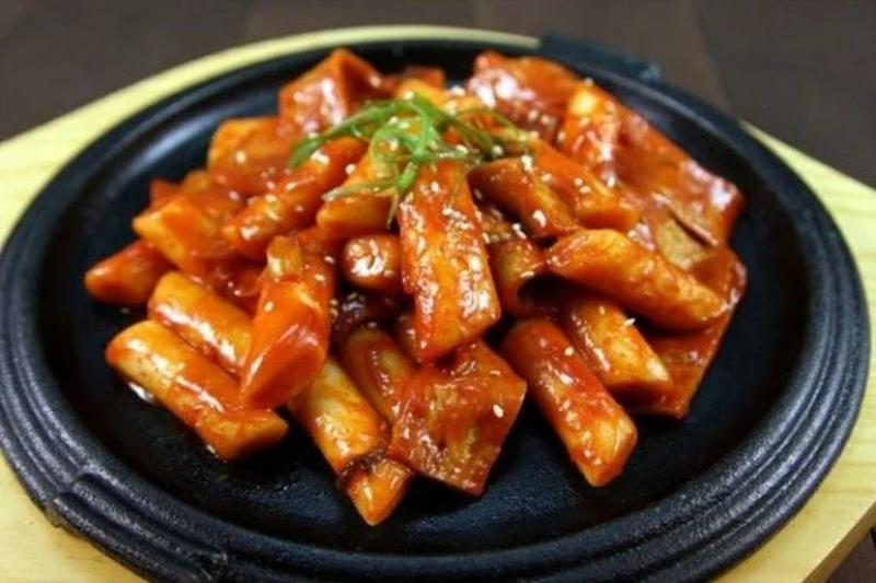 Nấu tokbokki bằng Bánh đá Hà Giang
