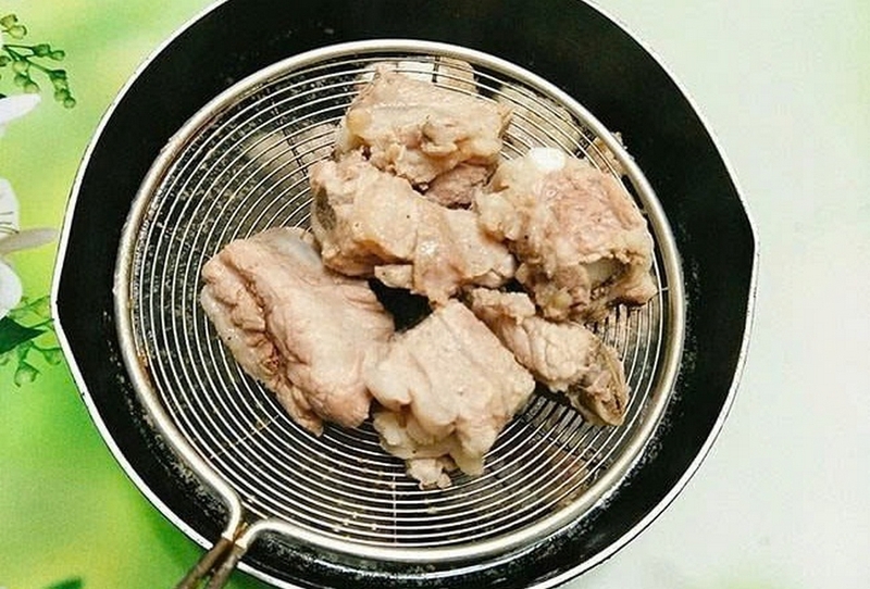 Nên chần xương, thịt bằng nước lạnh hay sôi ảnh 1