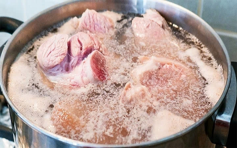 Nên chần xương, thịt bằng nước lạnh hay sôi ảnh 2