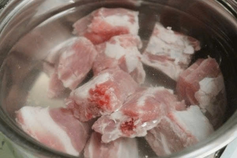 Nên chần xương, thịt bằng nước lạnh hay sôi ảnh 3