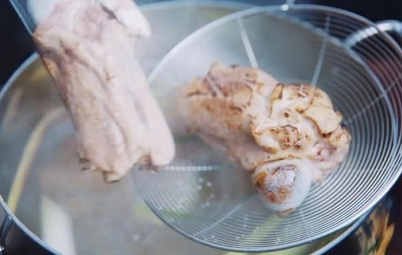 Nên chần xương, thịt bằng nước lạnh hay sôi ảnh 6