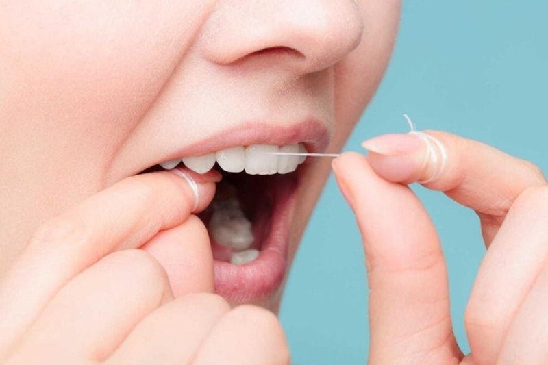 Nên dùng chỉ nha khoa trước hay sau đánh răng ảnh 5