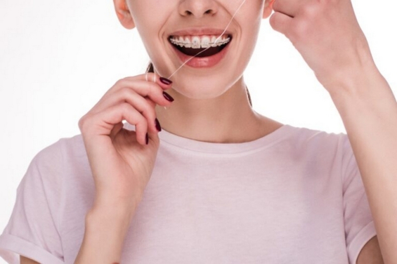 Nên dùng chỉ nha khoa trước hay sau đánh răng ảnh 2