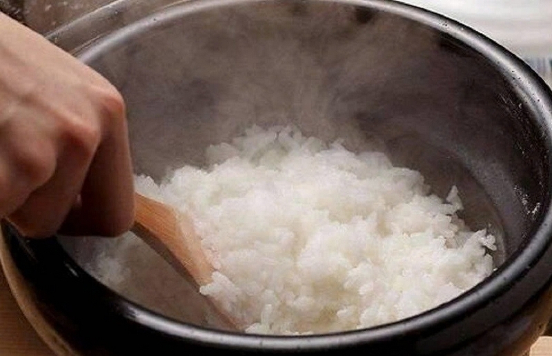 Nên nấu cơm bằng nước lạnh hay nước nóng ảnh 1