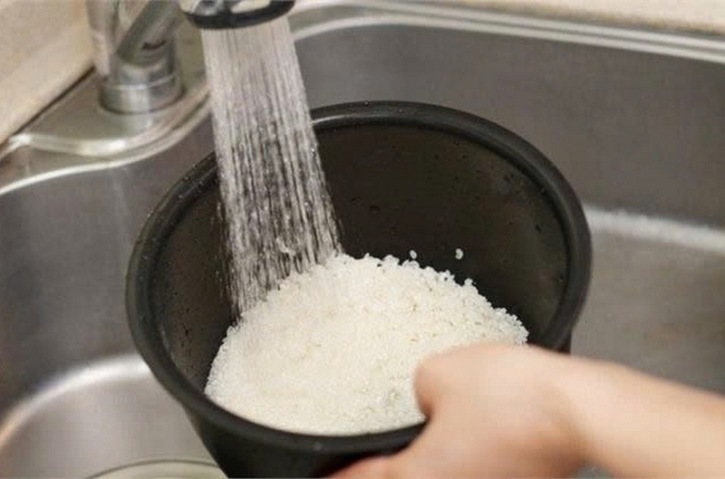 Nên nấu cơm bằng nước lạnh hay nước nóng ảnh 2