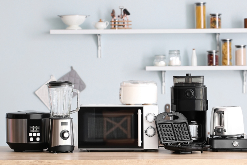 Nhiều thiết bị gia dụng như tủ lạnh, máy giặt, và lò vi sóng cũng sử dụng nhựa ABS nguyên sinh