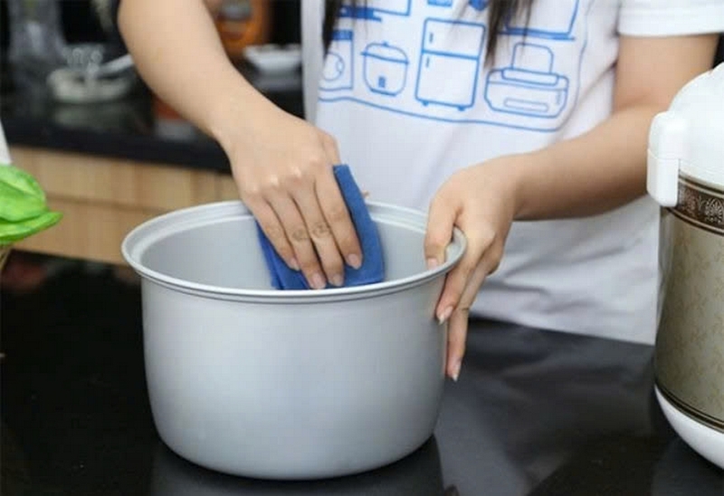 Nồi cơm điện kh&ocirc;ng nhảy n&uacute;t h&acirc;m n&oacute;ng ảnh 4