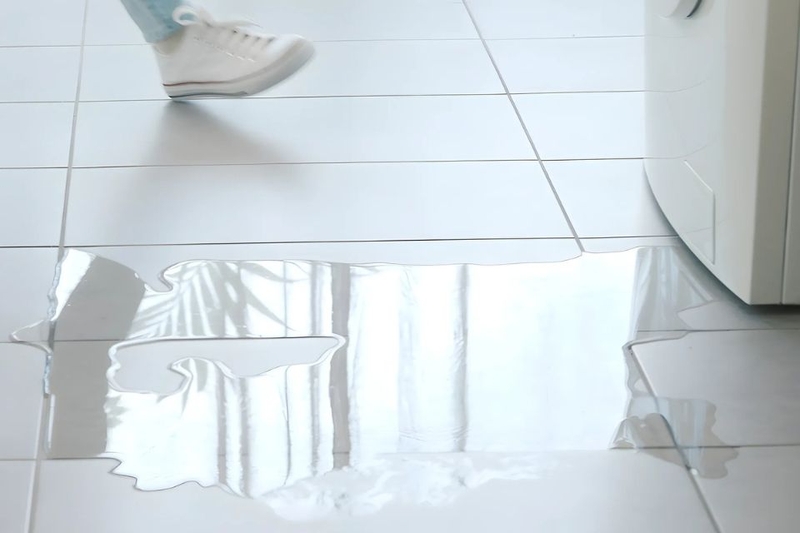Ống cấp và thoát nước gặp sự cố làm máy giặt Electrolux bị tràn nước