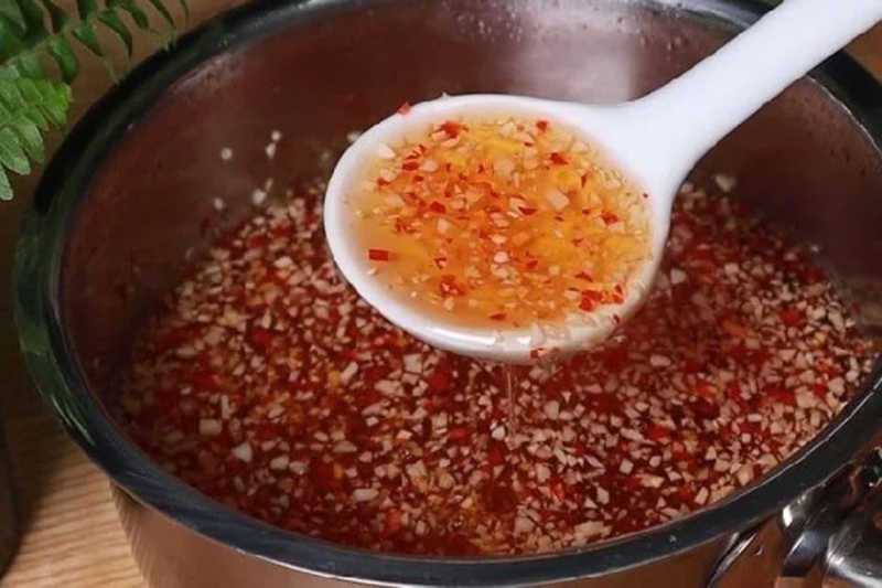 Pha nước mắm chua ngọt