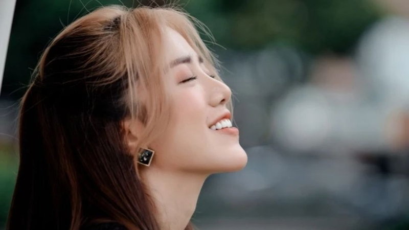 ối hát mang màu sắc tự sự giúp người nghe dễ dàng đồng cảm với những câu chuyện mà cô truyền tải.