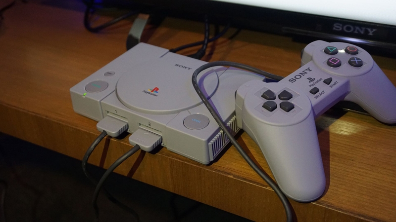 1994 – 2000: PlayStation đầu tiên