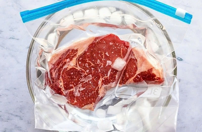 Rã đông thịt cá bằng ngâm nước có an toàn ảnh 2