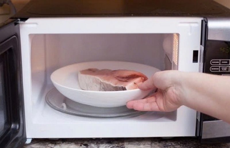 Rã đông thịt cá bằng ngâm nước có an toàn ảnh 3