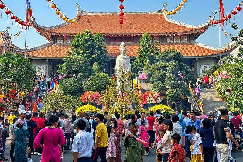 Đi chùa lễ Phật