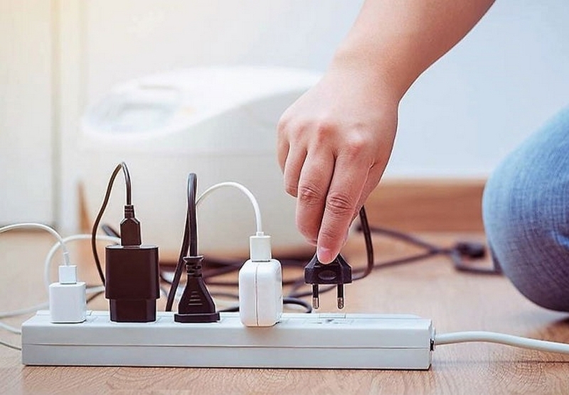 Sạc điện thoại xong không rút củ sạc có sao không ảnh 1