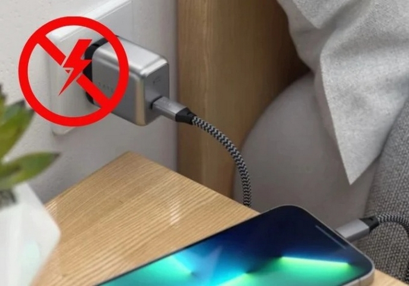 Sạc điện thoại xong không rút củ sạc có sao không ảnh 2
