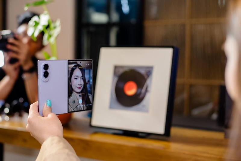 So sánh Samsung Galaxy Z Fold 8 và Galaxy Z Fold 8 Ultra 7