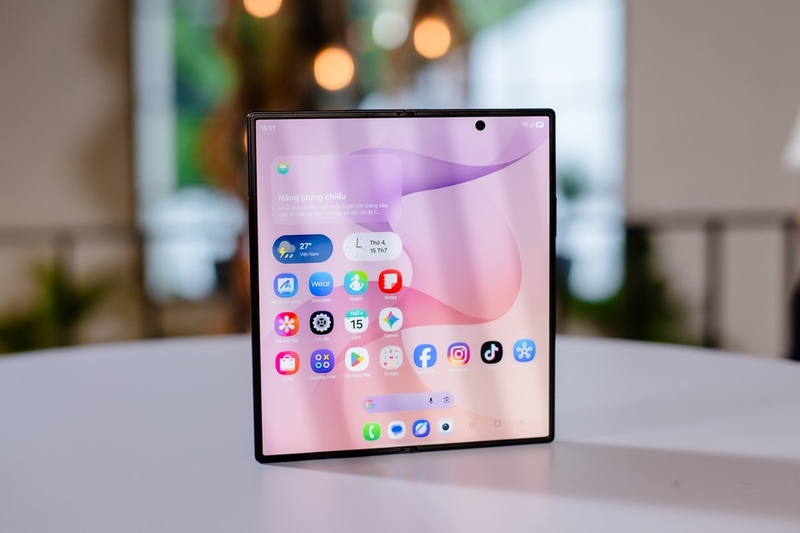 So sánh Samsung Galaxy Z Fold 8 và Galaxy Z Fold 8 Ultra 12
