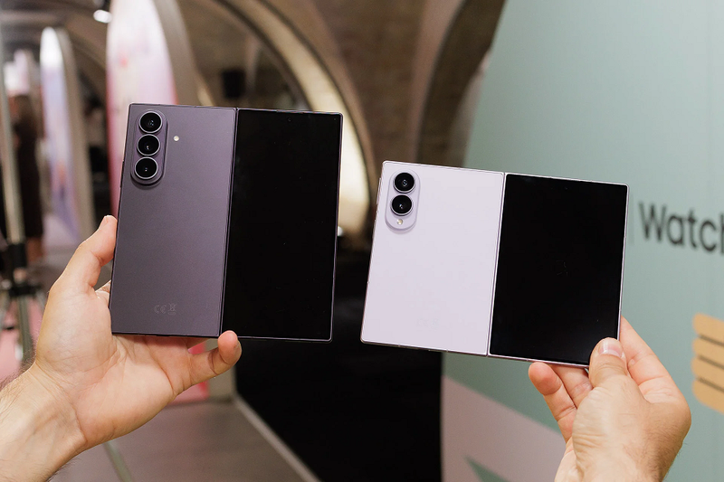 So sánh Samsung Galaxy Z Fold 8 và Galaxy Z Fold 8 Ultra 2