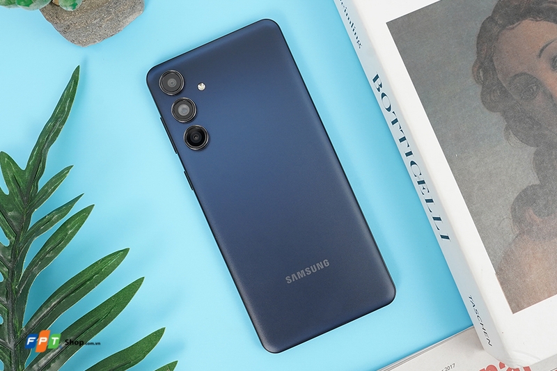 Trên tay Galaxy M55 5G (ảnh 1)